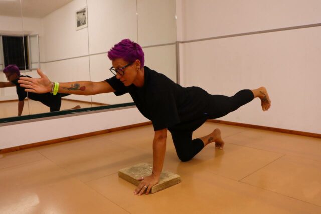 Esercizio di equilibrio e controllo durante la pratica del Metodo Pilates
